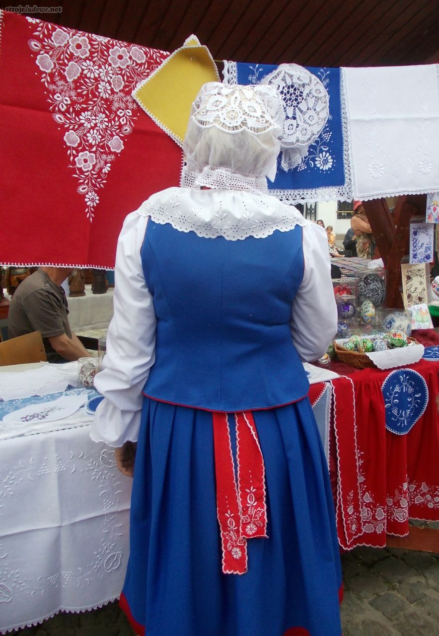 Krystyna Zagrabska, twórczyni ludowa, hafciarka i pisankarka, podczas kiermaszu towarzyszącego Ogólnopolskiemu Festiwalowi Kapel i Śpiewaków Ludowych w Kazimierzu Dolnym, czerwiec 2014 r., fot. M. Kunecka