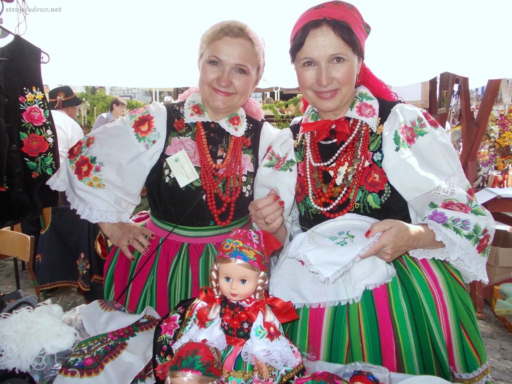 Anna Staniszewska i Teresa Kocus, twórczynie ludowe z Łowicza przy stoisku podczas kiermaszu towarzyszącego Ogólnopolskiemu Festiwalowi Kapel i Śpiewaków Ludowych w Kazimierzu Dolnym, czerwiec 2014 r., fot. D. Kunecki