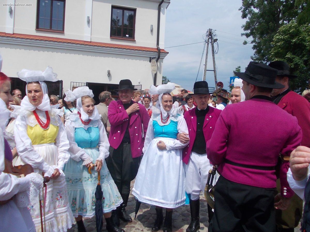 Biskupianie na rynku w Kazimierzu Dolnym. Ogólnopolski Festiwal Kapel i Śpiewaków Ludowych w Kazimierzu Dolnym, czerwiec 2014 r., fot. D. Kunecki