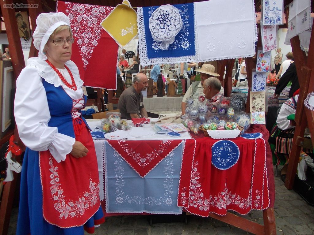 Krystyna Zagrabska, twórczyni ludowa, hafciarka i pisankarka przy swoim stoisku na kiermaszu towarzyszącego Ogólnopolskiemu Festiwalowi Kapel i Śpiewaków Ludowych w Kazimierzu Dolnym, czerwiec 2014 r., fot. M. Kunecka