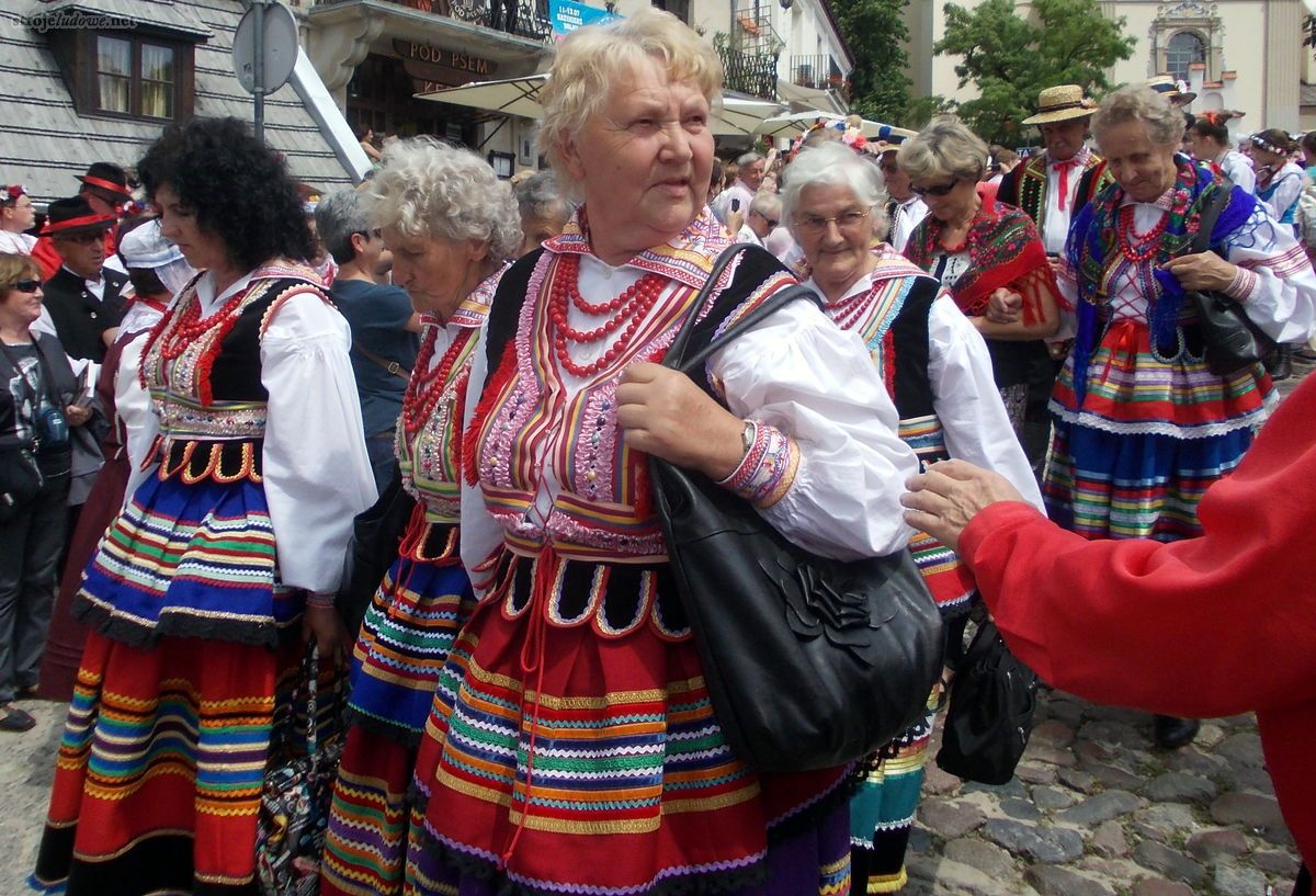 Zespół Blinowianki z Blinowa k. Kraśnika podczas korowodu zespołów. Ogólnopolski Festiwal Kapel i Śpiewaków Ludowych w Kazimierzu Dolnym, czerwiec 2014 r., fot. D. Kunecki