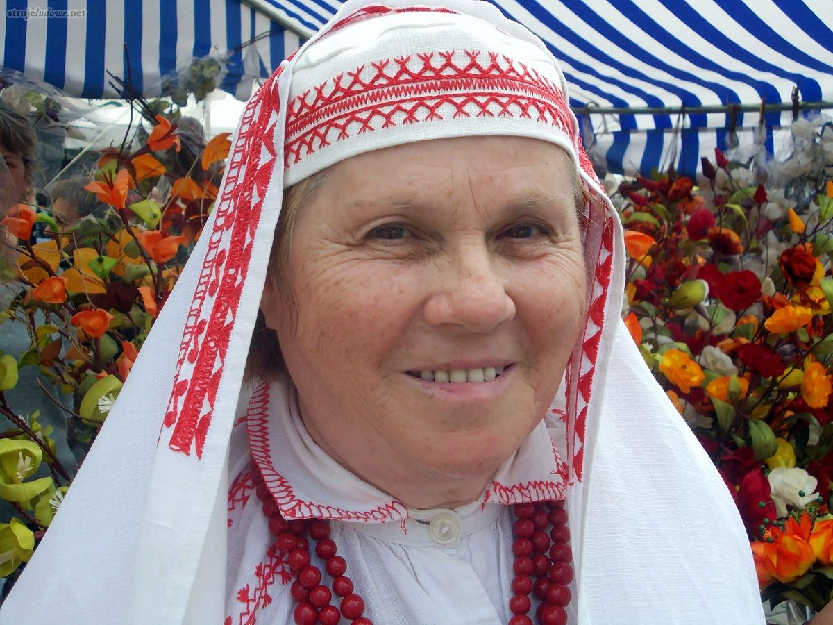 Członkini Zespołu Śpiewaczego z Rudy Solskiej k. Biłgoraja. Ogólnopolski Festiwal Kapel i Śpiewaków Ludowych w Kazimierzu Dolnym, czerwiec 2014 r., fot. M. Kunecka