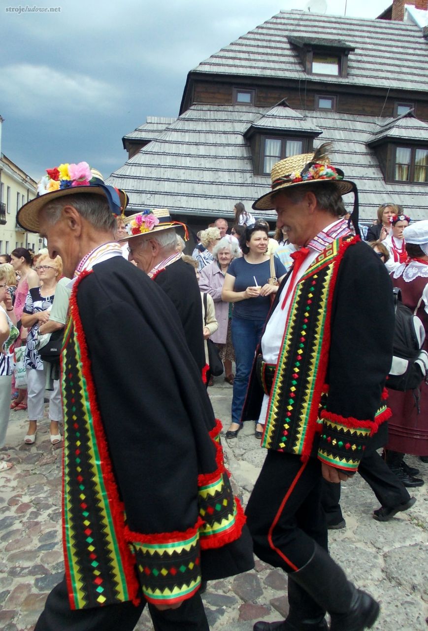 Mężczyźni w strojach krzczonowskich podczas korowodu zespołów. Ogólnopolski Festiwal Kapel i Śpiewaków Ludowych w Kazimierzu Dolnym, czerwiec 2014 r., fot. D. Kunecki