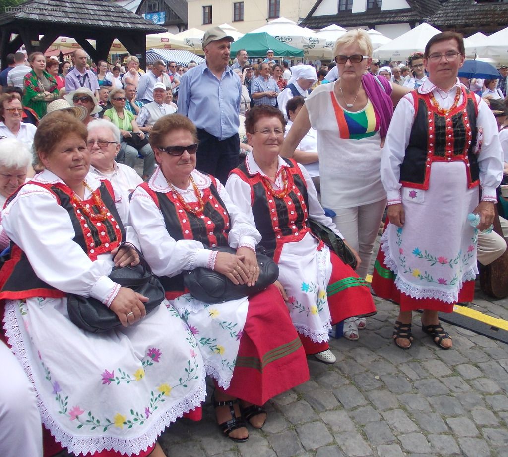 Kurpianki z Puszczy Zielonej w strojach. Ogólnopolski Festiwal Kapel i Śpiewaków Ludowych w Kazimierzu Dolnym, czerwiec 2014 r., fot. M. Kunecka