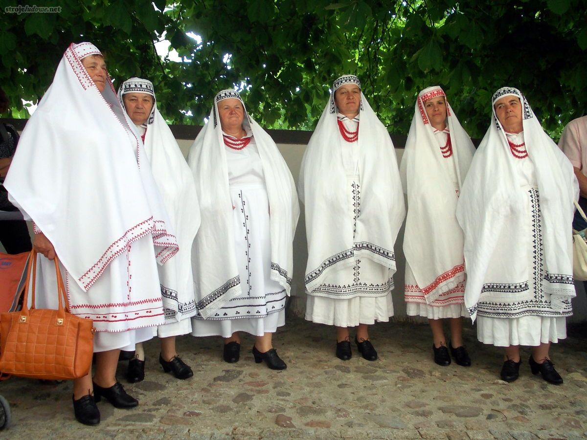 Kobiety w strojach biłgorajskich podczas mszy świętej w Kościele Franym. Ogólnopolski Festiwal Kapel i Śpiewaków Ludowych w Kazimierzu Dolnym, czerwiec 2014 r., fot. M. Kunecka