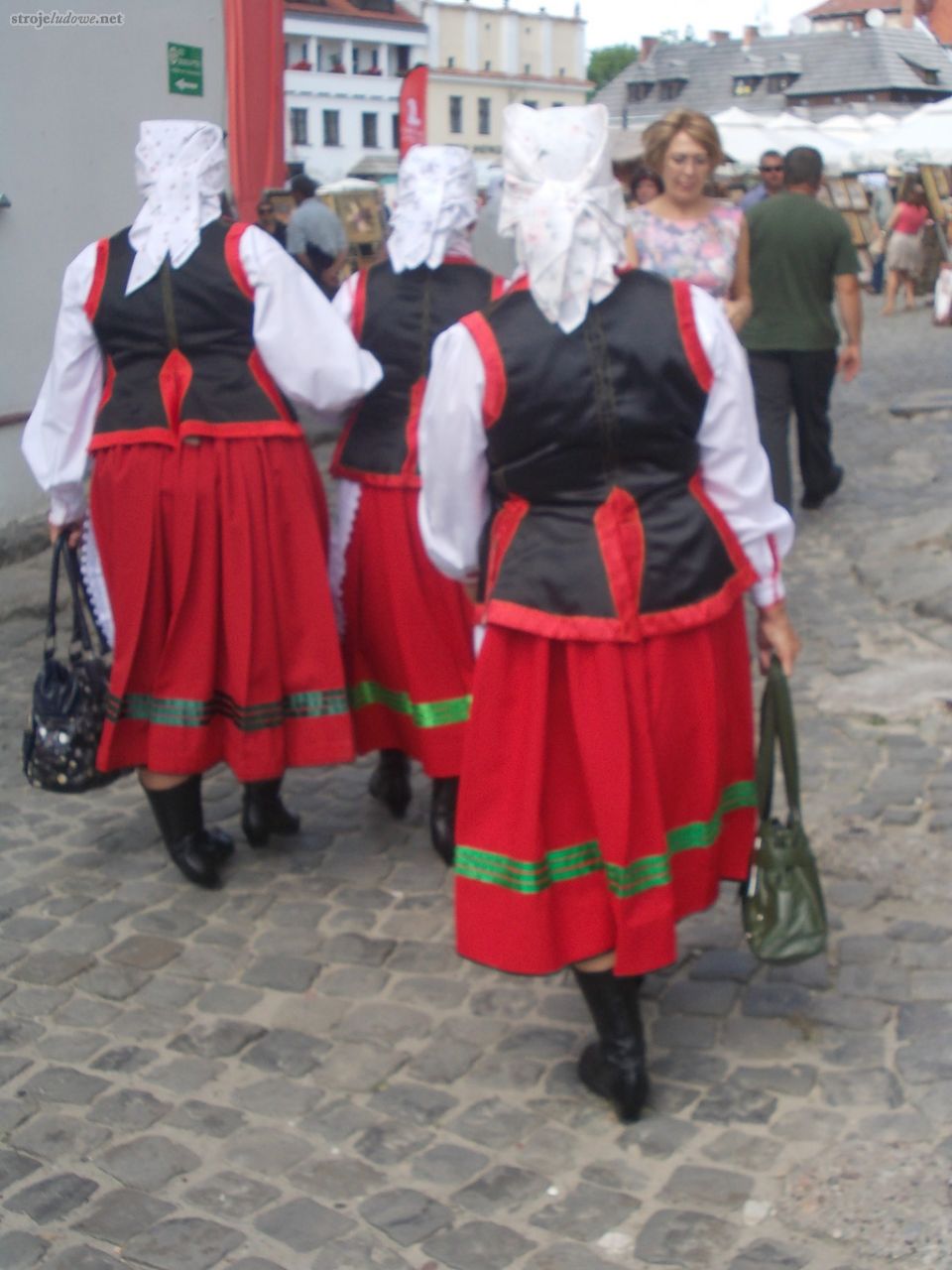 Kurpianki z Puszczy Zielonej w strojach. Ogólnopolski Festiwal Kapel i Śpiewaków Ludowych w Kazimierzu Dolnym, czerwiec 2014 r., fot. D. Kunecki