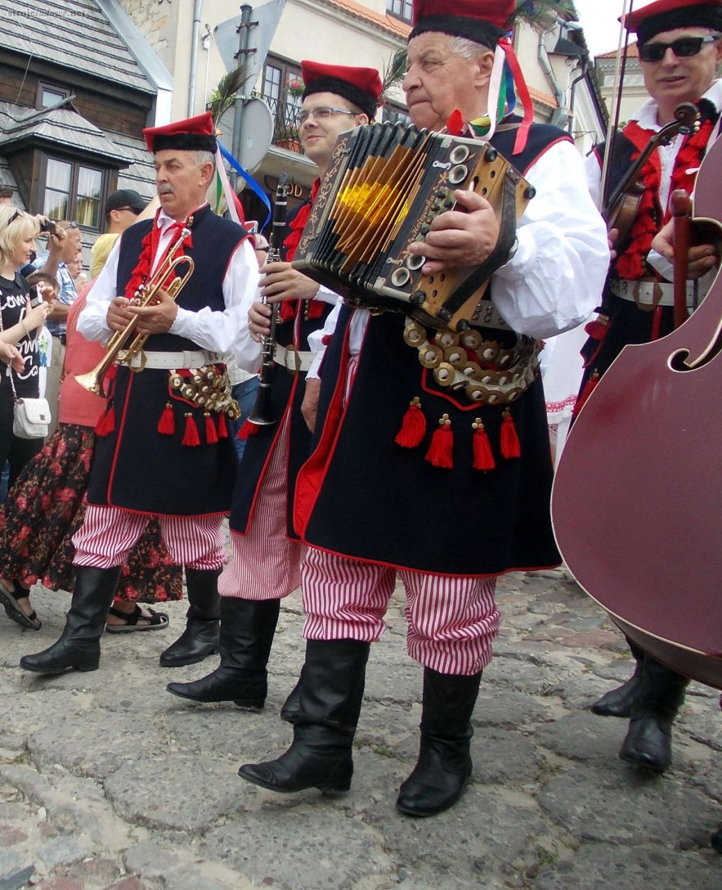 Mężczyźni w strojach krakowskich podczas korowodu zespołów. Ogólnopolski Festiwal Kapel i Śpiewaków Ludowych w Kazimierzu Dolnym, czerwiec 2014 r., fot. D. Kunecki