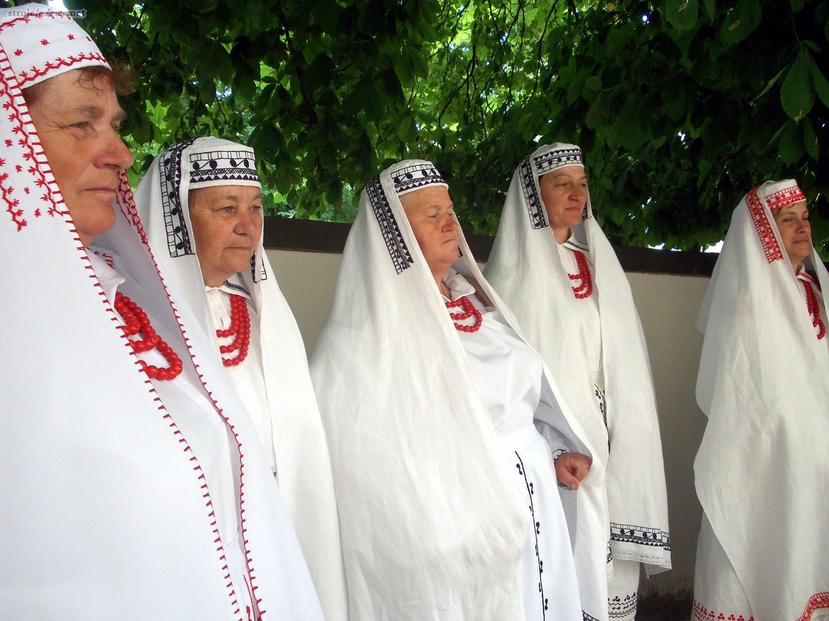 Kobiety w strojach biłgorajskich podczas mszy świętej w Kościele Farnym. Ogólnopolski Festiwal Kapel i Śpiewaków Ludowych w Kazimierzu Dolnym, czerwiec 2014 r., fot. M. Kunecka