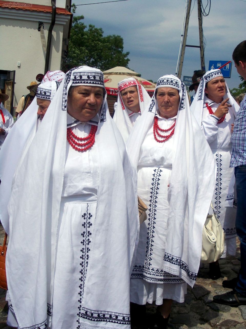 Kobiety w strojach biłgorajskich podczas korowodu zespołów. Ogólnopolski Festiwal Kapel i Śpiewaków Ludowych w Kazimierzu Dolnym, czerwiec 2014 r., fot. D. Kunecki