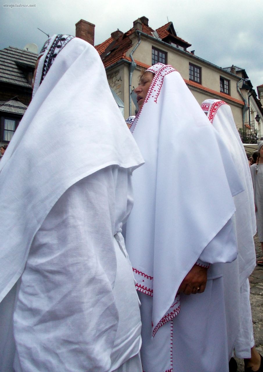 Kobiety w strojach biłgorajskich podczas korowodu zespołów. Ogólnopolski Festiwal Kapel i Śpiewaków Ludowych w Kazimierzu Dolnym, czerwiec 2014 r., fot. D. Kunecki
