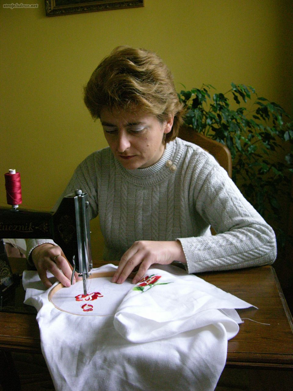 Hafciarka Zofia Czubak specjalizująca się w hafcie płaskim ręczno-maszynowym, po 2010 r., fot. M. Bartosiewicz