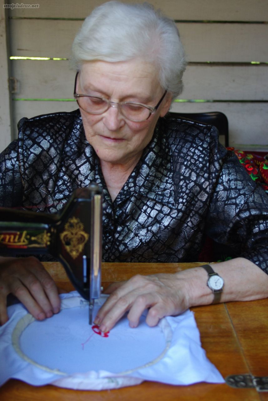 Mistrzyni haftu płaskiego ręczno-maszynowego Leokadia Łacheta, 2014 r., fot. M. Bartosiewicz