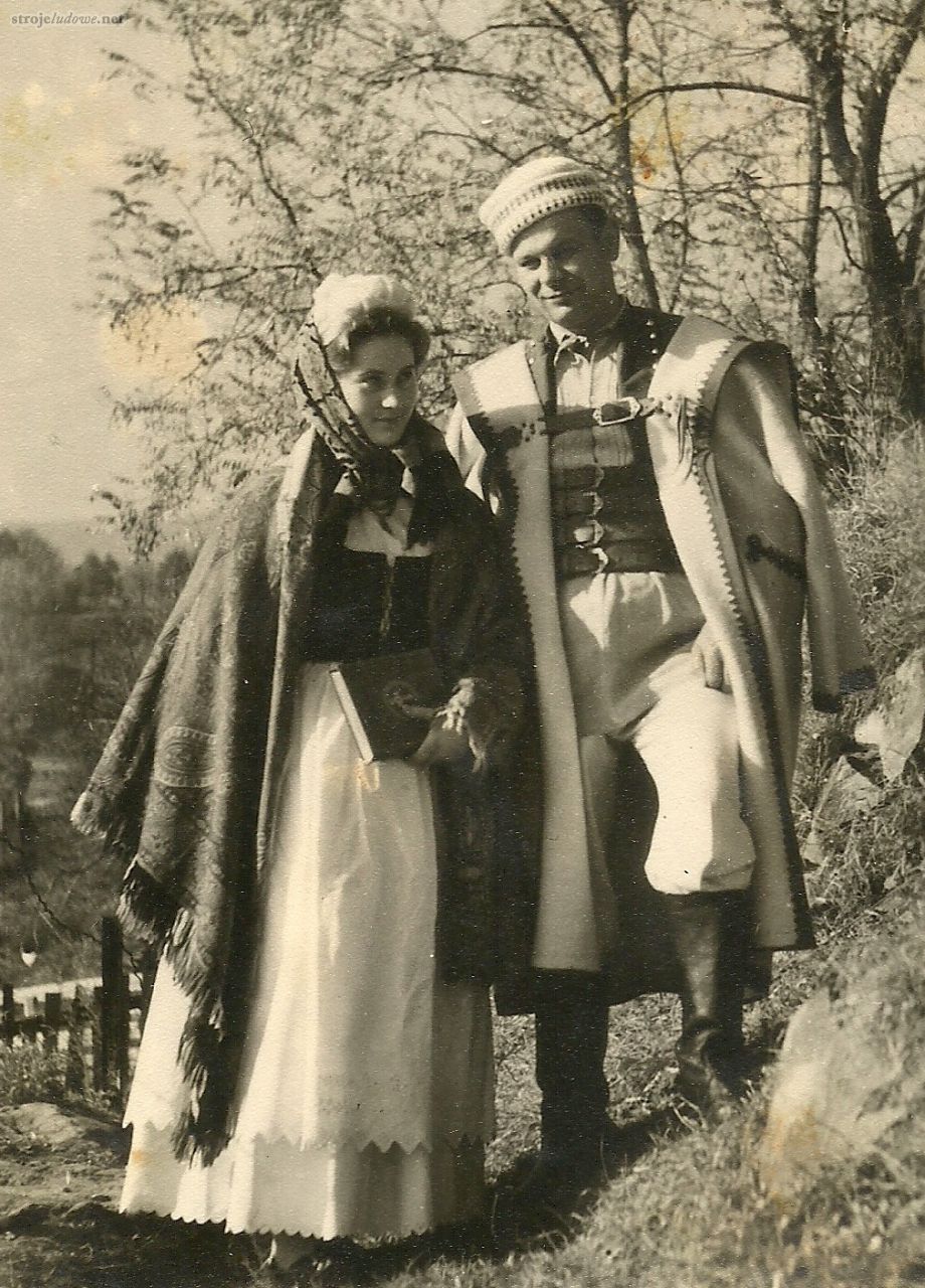 Pogórzanie (kobieta w chustce wywiązanej na chuście czepcowej), przed 1939 r., fot. A. Wójcik, ze zbiorów Muzeum Etnograficznego w Rzeszowie.

Na chustę czepcową niekiedy zakładano inną chustkę, najczęściej wełnianą związywaną pod brodą.