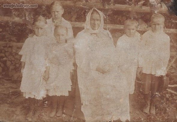 Kobieta z dziećmi, ok. 1915 r., ze zbiorów Stowarzyszenia Przyjaciół Kultury „PERSIINA” w Kobylance.

Panny w dni chłodne, a mężatki zawsze do stroju codziennego nosiły chustki bez frędzli o wymiarach ok. 70x 70 cm. Wiązano je na karku lub pod brodą a niekiedy narzucano tylko na głowę zaś ich luźno opadających naroży w ogóle nie związywano.