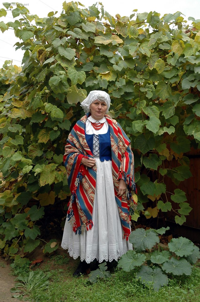 Kobieta w chuście naramiennej tzw. budrysówce, ze zbiorów Muzeum PTTK w Gorlicach, fot. Jacek Święch.