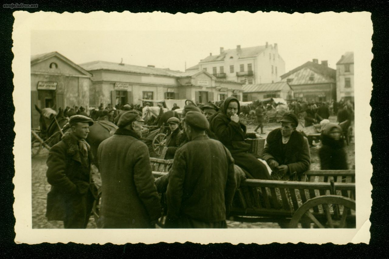 Dzień targowy na rynku w Sokołowie Podlaskim, 1939 r., ze zbiorów Miejskiej Biblioteki Publicznej w Sokołowie Podlaskim.