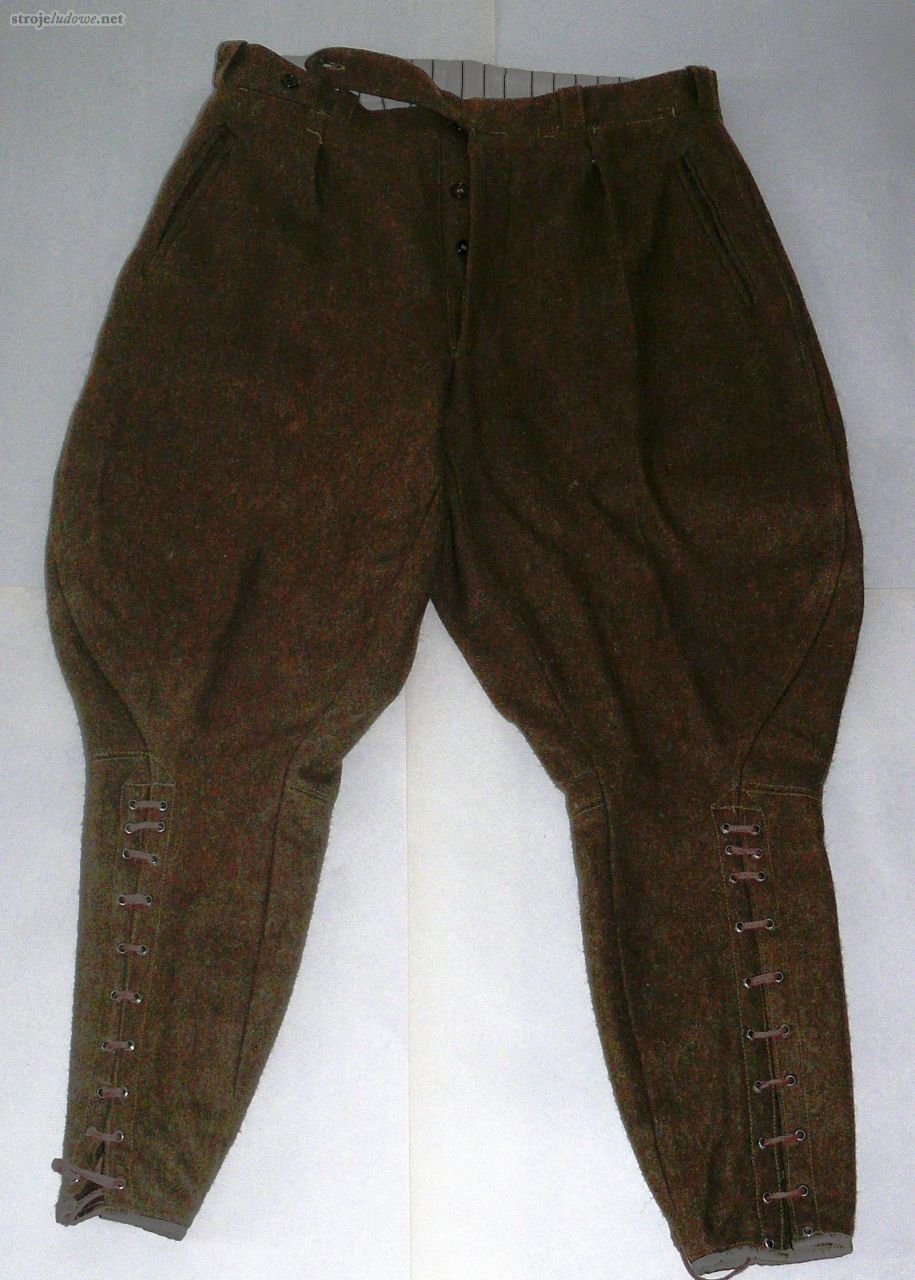Spodnie tzw. bryczesy, ze zbiorów Państwowego Muzeum Etnograficznego  w Warszawie, fot. Krystyna Wodecka.

Spodnie (portki) miały prosty krój. Każdą nogawkę tworzył płat lnianej tkaniny ze szwem po wewnętrznej stronie. Nie posiadały rozporka, a zakładanie umożliwiała klapka na przodzie. Noszono je głównie latem, a swą nazwę zawdzięczały tzw. partowi czyli płótnu w złym gatunku. Na spodnie zimowe, które miały taki sam krój jak lniane przeznaczano samodziały lniano-wełniane w drobne paseczki w kolorach bordo, brązowym, ciemnozielonym lub sukna w kolorze granatowym lub czarnym. Przed I wojną światową miejsce portek zajęły spodnie typu bryczesy. Były one w części górnej (do kolan) szerokie wręcz bufiaste, a od kolana w dół ściśle opasywały łydkę dzięki temu, że wąska część nogawki była rozcięta i sznurowana. Szyto je z wełnianych tkanin fabrycznych w ciemnej tonacji, często w kolorze khaki.