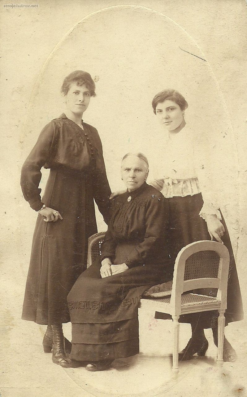 Kobiety w kaftanach, Niemirki, lata 20. XX w., własność prywatna.