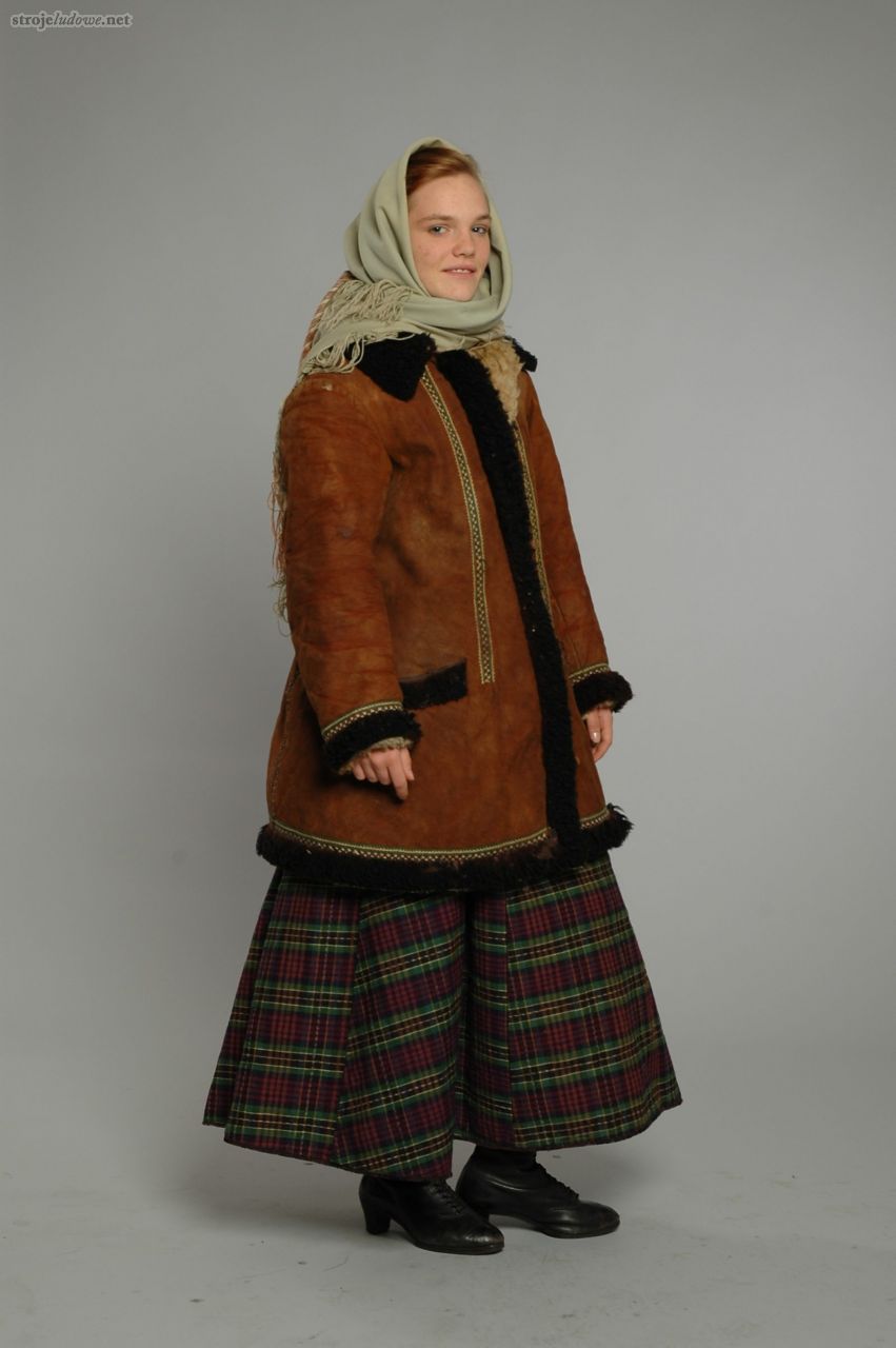 Kobieta w kożuchu, eksponaty ze zbiorów Państwowego Muzeum Etnograficznego w Warszawie, fot. J. Święch.

Zimą kobiety nosiły długie lub krótkie kożuchy identyczne jak te używane przez mężczyzn.