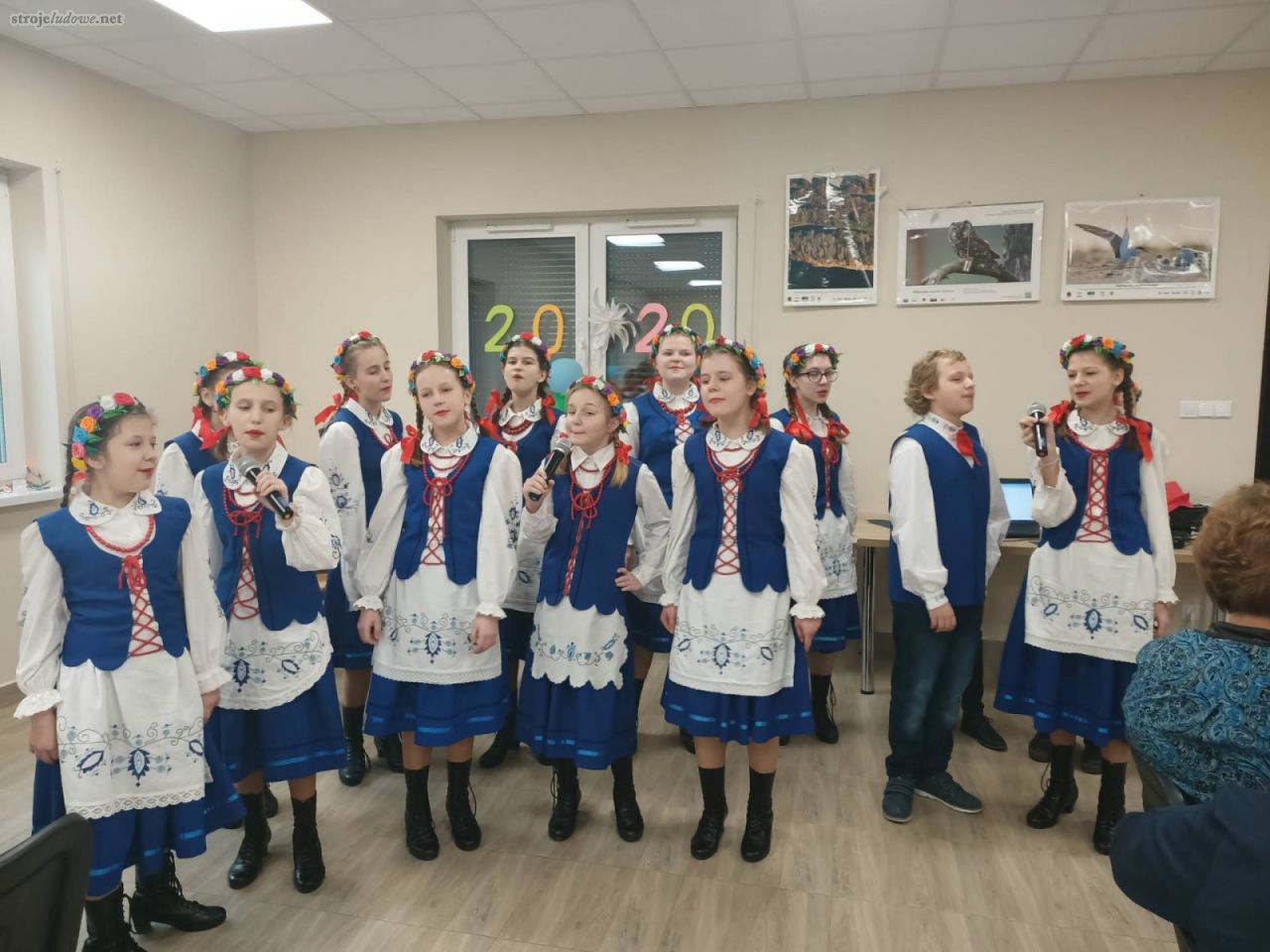 Szkolny zespół folklorystyczny „Frechowne Sznupki” ze Szkoły Podstawowej w Samsiecznie na Krajnie Nakielskiej. Ich stroje nawiązują do wzoru z  poł. XIX w. do 1870. Datowanie oparte jest na obecności w stroju sznurówek z kaletkami, które zaczęły raptownie zanikać po 1870 roku.