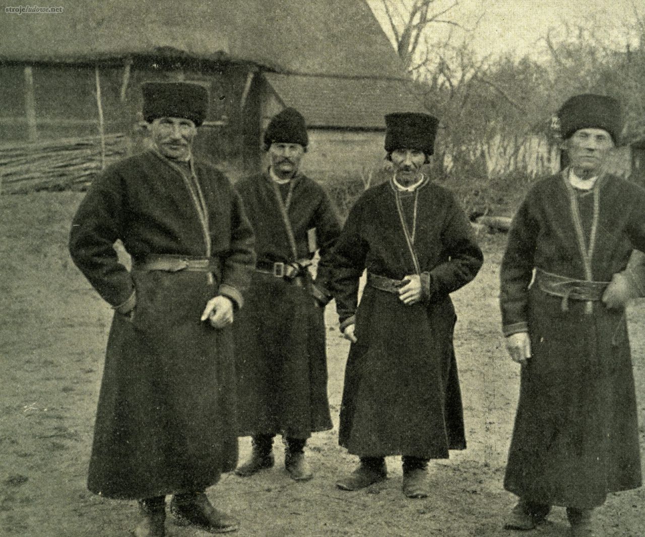 Włościanie z parafii Włostowice, zdjęcie wykonane przez ks. Dębińskiego w 1902 r., „Ziemia” 1912