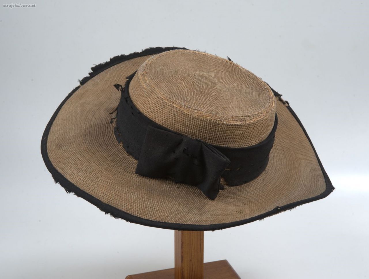Kapelusz słomiany, ze zbiorów Muzeum Narodowego w Lublinie, fot. z katalogu naukowego

Słomiane kapelusze noszono głównie latem. Miały duże rondo, często obszyte ciemną wstążką, którą opasywano także główkę. 