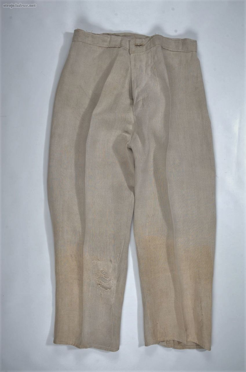 Przód spodni, ze zbiorów Muzeum Narodowego w Lublinie, fot. z katalogu naukowego

Spodnie szyto z płótna samodziałowego, niekiedy barwionego na granatowo lub czarno. Na odświętne przeznaczano czasem ciemne tkaniny fabryczne. Wszystkie one miały prosty krój a każdą z nogawek tworzy jeden płat tkaniny.