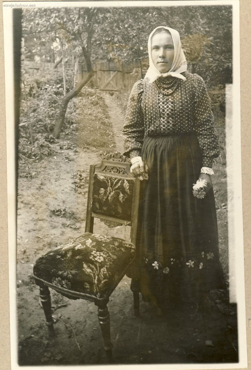Młoda kobieta z Pcimia w gładkiej spódnicy zdobionej haftem. Fot. Archiwum Muzeum Etnograficznego w Krakowie