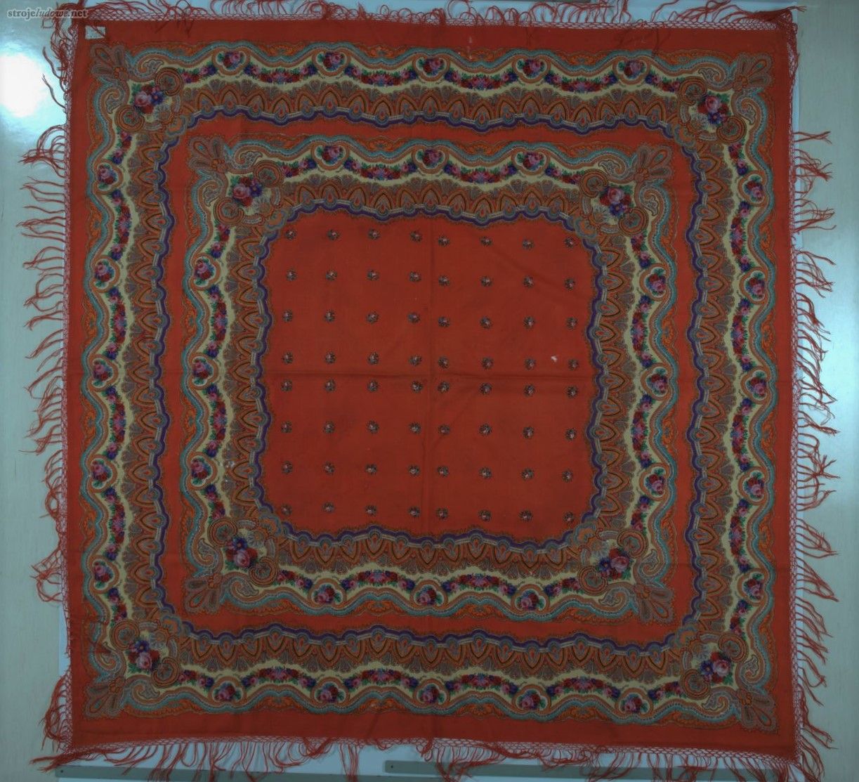 Chusta na ramiona, zbiory Muzeum Narodowego w Lublinie, fot. z katalogu naukowego

Kobiety używały dwóch rodzajów dużych, kwadratowych chust o bokach od 150 do 180 cm. Letnie wykonywane były z cienkich tkanin wełnianych, zwykle wzorzyste o motywach kwiatowych, niekiedy geometrycznych. Noszono je zarzucane na ramiona. Natomiast chusty zimowe były także wełniane, ale grube zazwyczaj w dużą kratę. Prawie zawsze ich boki wykończone były frędzlami. Zarzucano je na ramiona, a w czasie chłodów także na głowę.