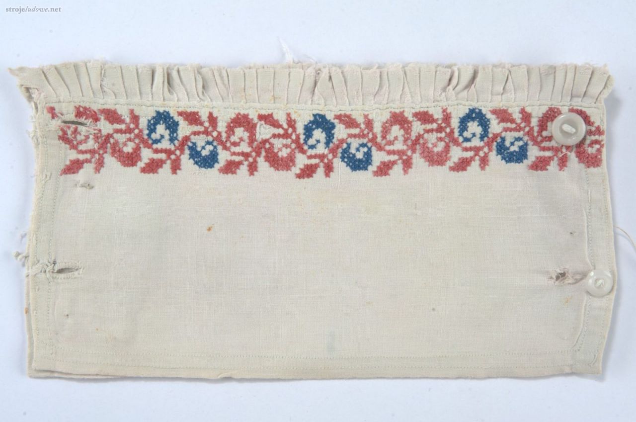 Haft krzyżykowy na mankiecie koszuli kobiecej, ze zbiorów Muzeum Narodowego w Lublinie, fot. z katalogu naukowego