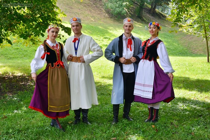 Członkowie Zespołu Pieśni i Tańca „Zamojszczyzna” , fot. Mirosław Chmiel

„Zamojszczyzna” jest  laureatem wielu konkursów, przeglądów i festiwali folklorystycznych organizowanych w Polsce i za granicą. Zespół dużo koncertuje, organizuje wiele imprez folklorystycznych, aktywnie uczestniczy w życiu kulturalnym Zamościa. 