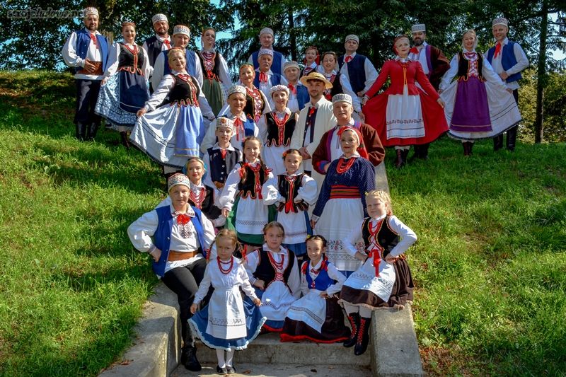 Członkowie Zespołu Pieśni i Tańca „Zamojszczyzna” , fot. Bogdan Cabaj

Zespół Pieśni i Tańca “Zamojszczyzna” działa od 1985 roku. Obecnie w zespole pracuje 8 grup tanecznych, razem ok. 250 osób. Jest to jedyny działający na terenie Zamościa zespół kultywujący tradycje narodowe i ludowe. 