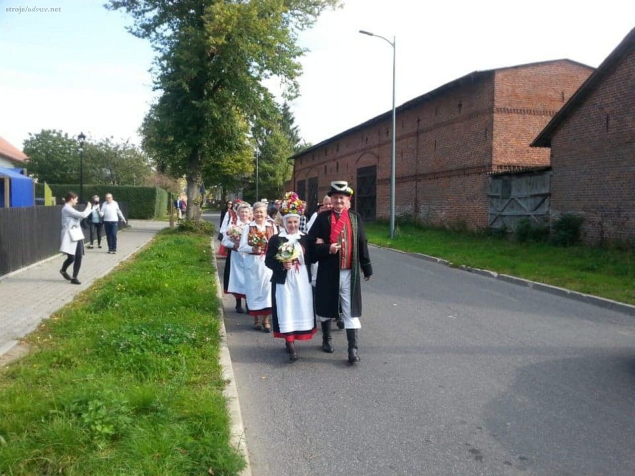 Jantarowy Kwiat weselnym korowodem zmierza do kościoła w Jamnie na uroczystość zaślubin członków zespołu, wrzesień 2021 r., fot. Danuta Kawka
