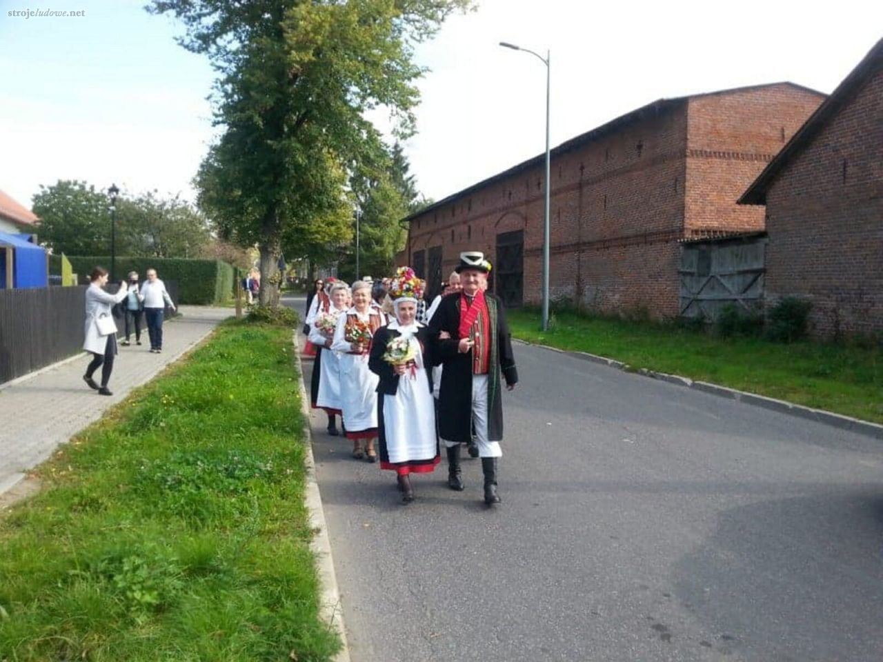 Jantarowy Kwiat weselnym korowodem zmierza do kościoła w Jamnie na uroczystość zaślubin członków zespołu, wrzesień 2021 r., fot. Danuta Kawka
