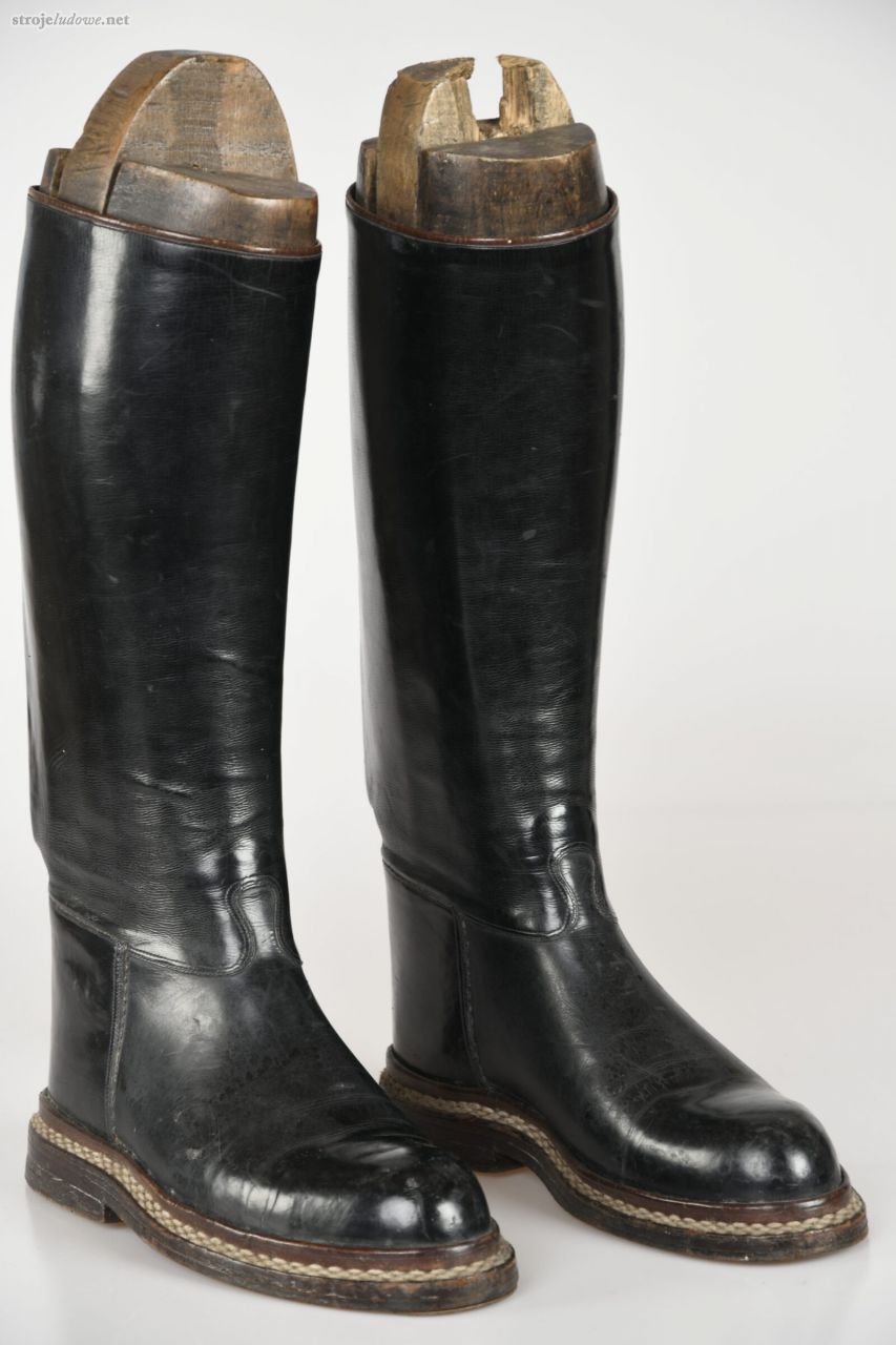 Buty oficerki, ze zbiorów Podlaskiego Muzeum Kultury Ludowej, fot. Ł. Prończyk

Oficerki były obuwiem odświętnym. W cholewy wysokich, skórzanych butów wpuszczano nogawki spodni. Na co dzień mężczyźni (podobnie jak kobiety) nosili łapcie plecione z łyka lipowego lub wykonywane z kawałka skóry. Te z łyka lipowego zwano postołami, skórzane - chodakami. Noszono je na tzw. honuczki czyli onuce z kawałka płótna lnianego. 

