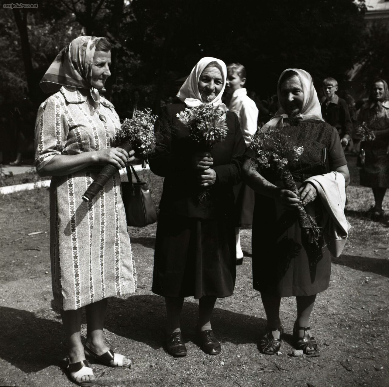 Starsze kobiety w chustkach na głowie, Korycin, pow. sokólski, 1979 r., ze zbiorów Podlaskiego Muzeum Kultury Ludowej, fot. Ł. Prończyk

Wszystkie kobiety nosiły chustki, chociaż panny używały ich głównie w czasie prac polowych oraz w okresie zimy i chłodów. Prawie zawsze związywały je w węzeł pod brodą, sporadycznie na karku. Latem na co dzień nosiły chustki jasne, gładkie lub w drobne wzorki o gładko wykończonych brzegach. Natomiast w dni świąteczne zakładały najczęściej chustki wełniane, wzorzyste, głównie o motywach kwiatowych i bokach wykończonych frędzlami. Ponadto, szczególnie w czasie chłodów, nosiły jasne chustki z dzianin wyrobu przemysłowego lub ręcznego. Wiązały je zwykle inaczej niż inne chustki: ich rogi krzyżowały pod brodą i związywały w węzeł na karku. 