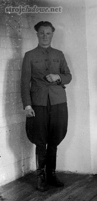 Młody mężczyzna w kurtce mundurowej, spodniach bryczesach i oficerkach, 1930-1940, fot. J. Siwicki, okolice Jaczna, Stowarzyszenie  Edukacji Kulturalnej Widok, widokstowarzyszenie@gmail.com ze strony albom.pl

W latach międzywojennych w modę weszły spodnie tzw. galife (bryczesy).
