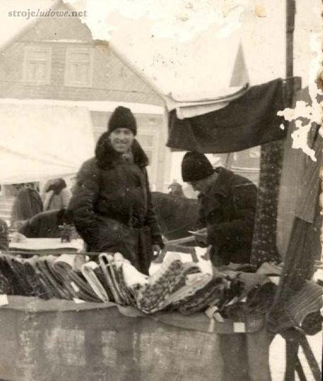 Mężczyźni w strojach zimowych: kożuchu, burce i barankowych czapkach, Suchowola, 1940-1950, z archiwum Miejsko-Gminnej Biblioteki Publicznej w Suchowoli.

Kożuch miał duży wykładany kołnierz, był długi do kostek, bez wyszyć, przewiązywano go tkaną z wełny, barwną krajką (pojasem). Kożuchy szyli małomiasteczkowi kuśnierze.