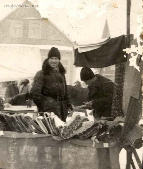 Mężczyźni w strojach zimowych: kożuchu, burce i barankowych czapkach, Suchowola, 1940-1950, z archiwum Miejsko-Gminnej Biblioteki Publicznej w Suchowoli.