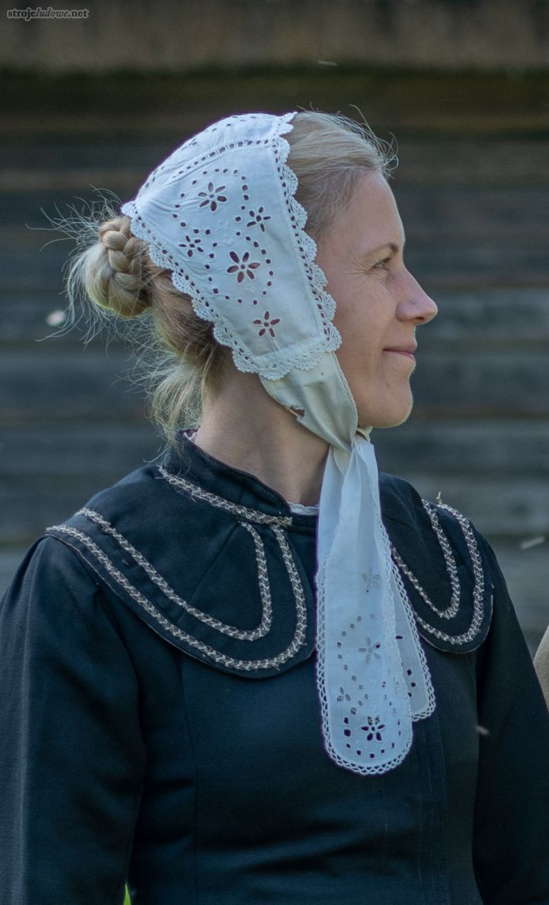 Strój z Sokólszczyzny zaaranżowany na modelce, stylizacja na lata międzywojenne, zbiory Podlaskiego Muzeum Kultury Ludowej, fot. A. Gaweł.

Półczepek miał formę opaski osłaniającej jedyne boki i górną część głowy. Składał się z wrzecionowatej główki okalającej od ucha do ucha głowę kobiety i doszytych do niej dwóch trapezowatych wiązań. Szyto go z płótna, perkalu lub batystu, a niekiedy z tiulu. Brzegi jego główki i wiązań odszywano fabrycznymi koronkami, zaś powierzchnię zdobiono skromnymi, białymi haftami ręcznymi lub maszynowymi. 