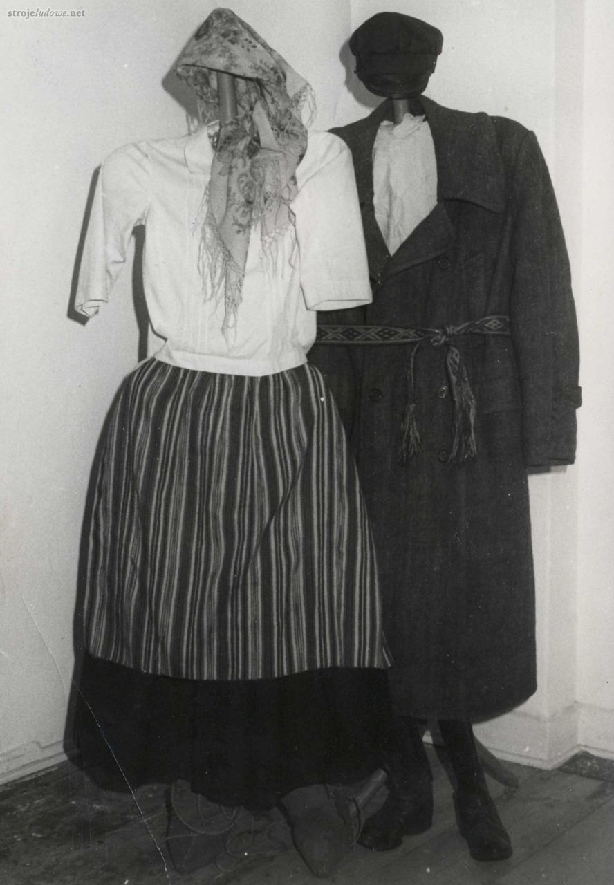 Strój z Sokólszczyzny z lat międzywojennych w zbiorach Muzeum Ziemi Sokólskiej Sokólskiego Ośrodka Kultury, fot J. Cetera, 1984 r.