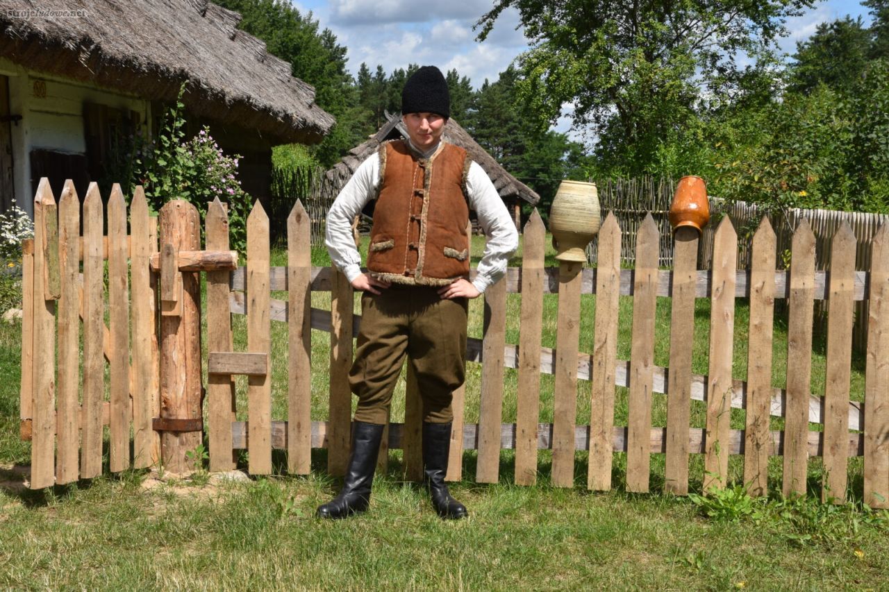 Mężczyzna w bryczesach i kożuszanej kamizelce, aranżacja na modelu, eksponaty ze zbiorów Podlaskiego Muzeum Kultury Ludowej w Wasilkowie, fot. M. Przybyszewska 