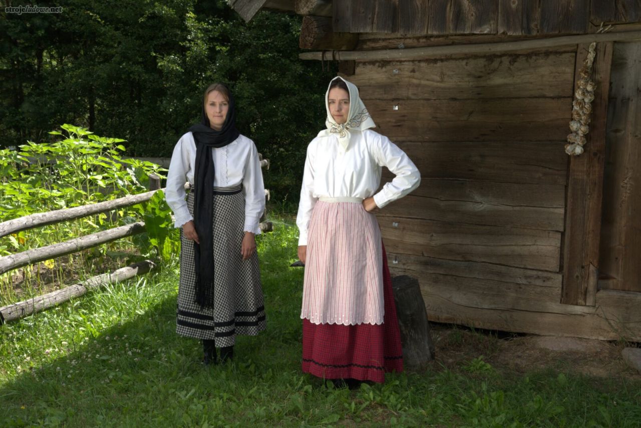 Kobiety w strojach starszego typu i szytych według mody europejskiej, aranżacja na modelkach, eksponaty ze zbiorów Podlaskiego Muzeum Kultury Ludowej w Wasilkowie, fot. M. Przybyszewska