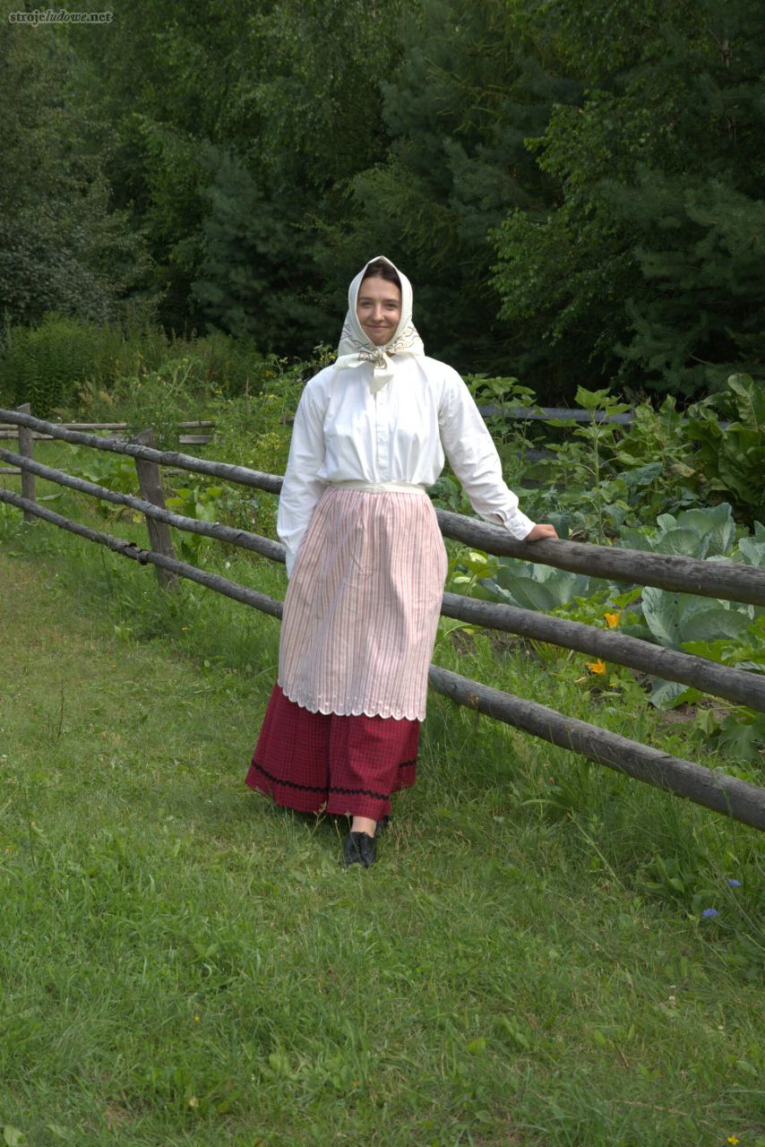 Kobieta w stroju w stroju starszego typu z zapaską, aranżacja na modelce, eksponaty ze zbiorów Podlaskiego Muzeum Kultury Ludowej w Wasilkowie, fot. M. Przybyszewska