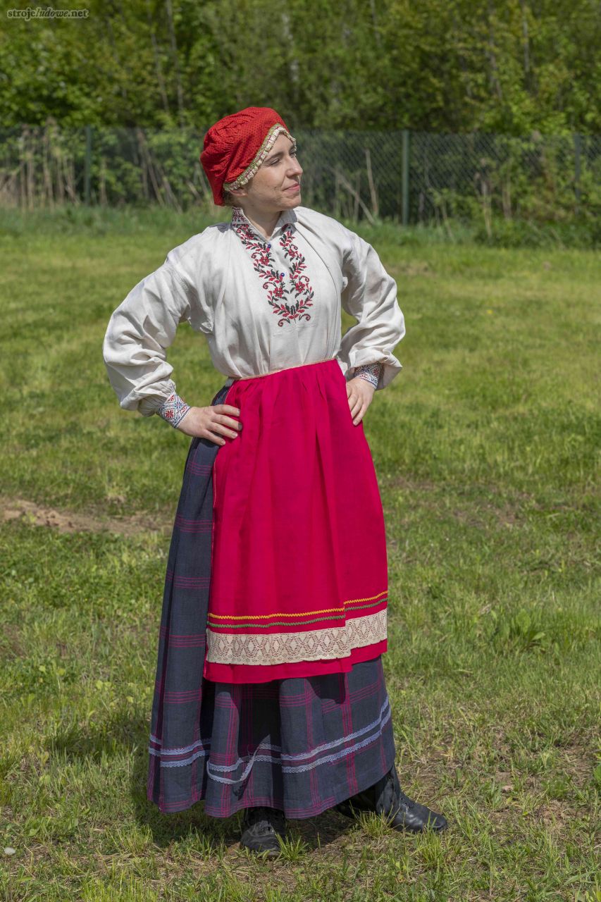 Kobieta z okolic Bielska Podlaskiego i Hajnówki w stroju świątecznym, aranżacja na modelce, eksponaty ze zbiorów Podlaskiego Muzeum Kultury Ludowej w Wasilkowie, fot. A. Gaweł