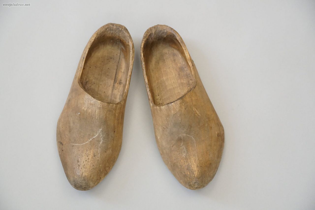 Buty codzienne, wykonane z drewna zwane klumpami, noszone do 1945 r., ze zbiorów Muzeum Ziemi Pałuckiej w Żninie, 2022 r., fot. Adam Zakrzewski