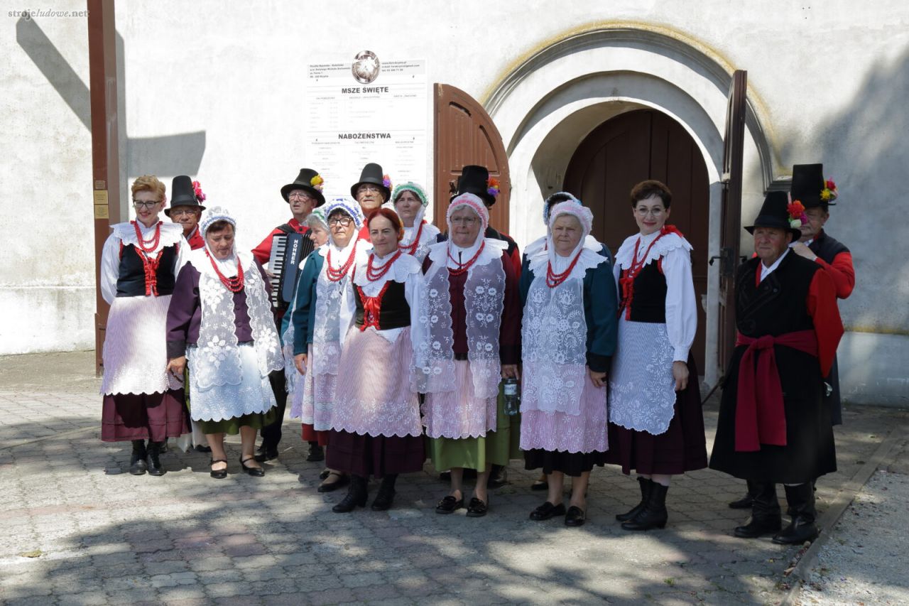 Zespół Regionalny Pieśni i Tańca „Pałuki” przed kościołem św. Michała Archanioła w Kcyni, 2022 r., fot. Andrzej Kowalewski.