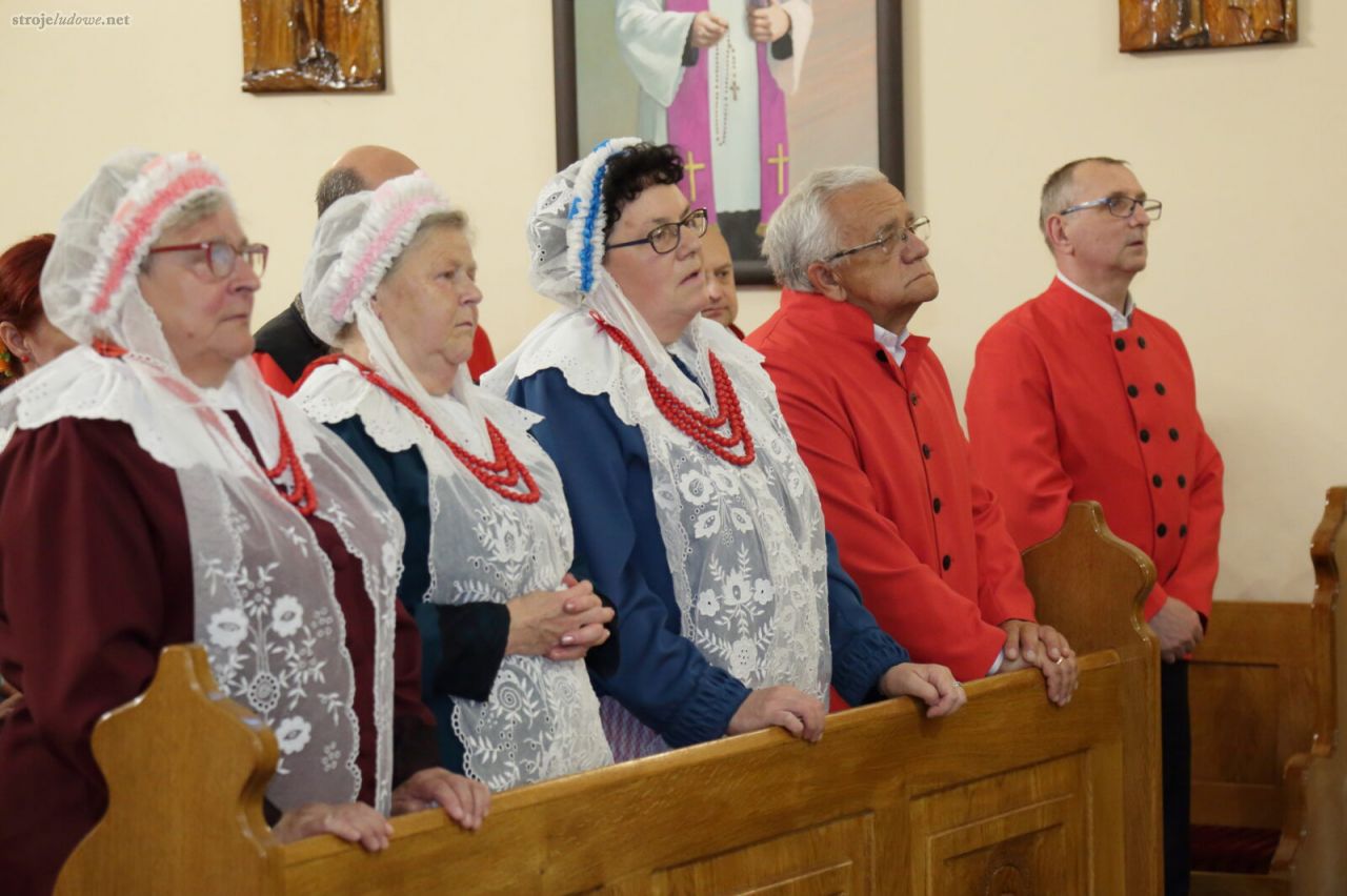 Zespół Regionalny Pieśni i Tańca „Pałuki” podczas uroczystej mszy z okazji 65-lecia zespołu, Kcynia, 2022 r., fot. Andrzej Kowalewski.