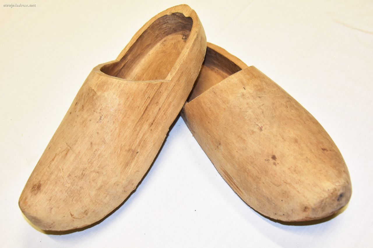 Klumpy ze wsi Krzywólka k. Przerośli, ze Zbiorów Muzeum Okręgowego w Suwałkach, fot. Krzysztof Snarski.
Kobiety najczęściej chodziły boso. Jeżeli wkładały buty na co dzień były to wykonane z jednego kawałka drewna klumpy oraz łapcie wyplatane z łyka lipy lub wiązu. Przed założeniem tego typu obuwia nogę owijały onucą. Zimą używały wojłoków, czyli walonek.