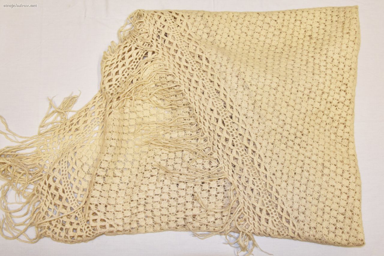 Chustka na głowę i ramiona ze wsi Jasionowo, ze Zbiorów Muzeum Okręgowego w Suwałkach, fot. Krzysztof Snarski.